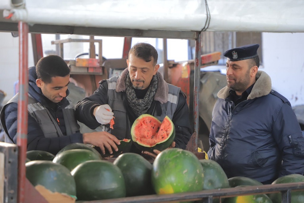 بلدية رفح تتلف نصف طن من البطيخ الفاسد و40 عبوة كيك