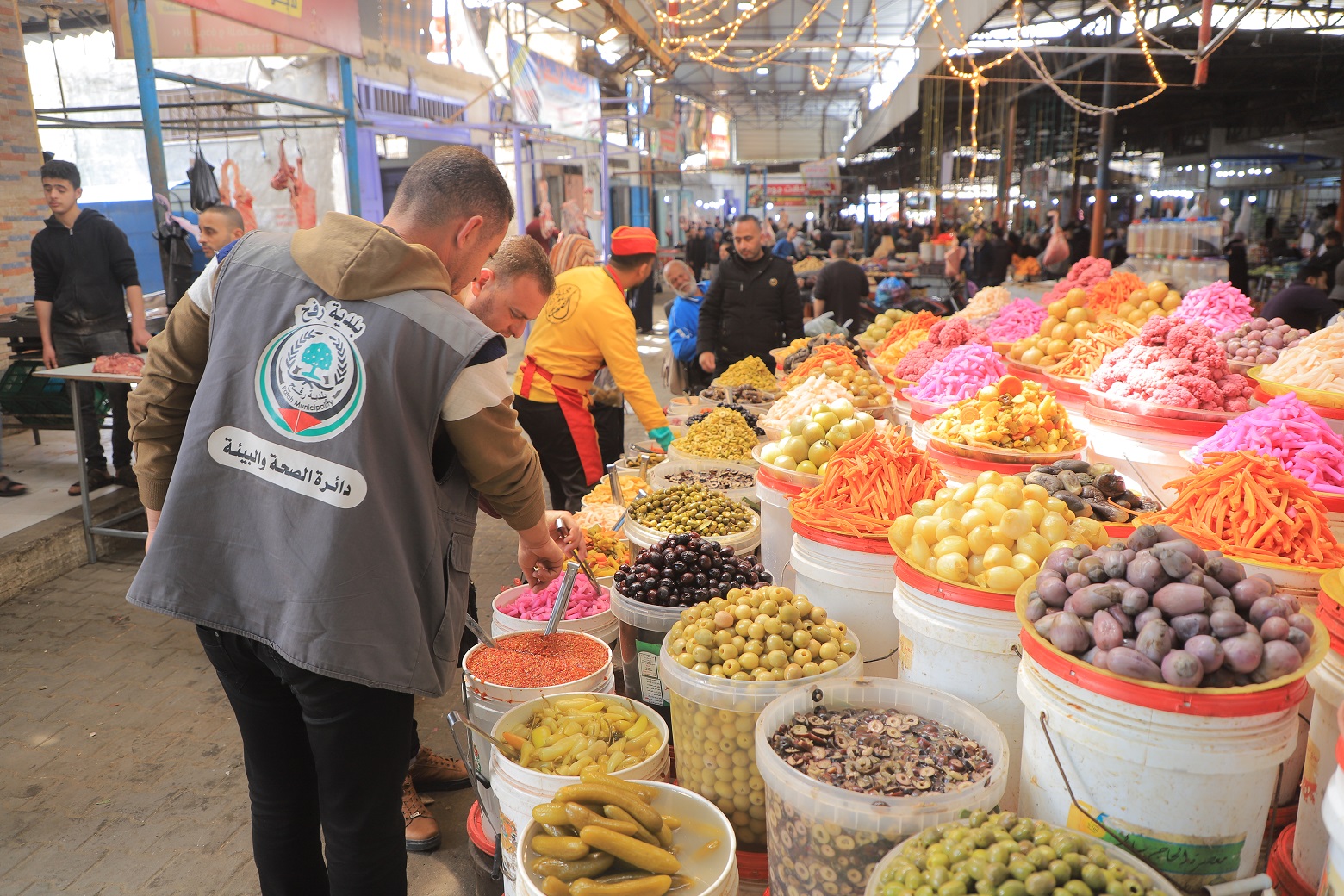 بلدية رفح تنفذ جولة تفتيش ورقابة على الأسواق والمحلات التجارية