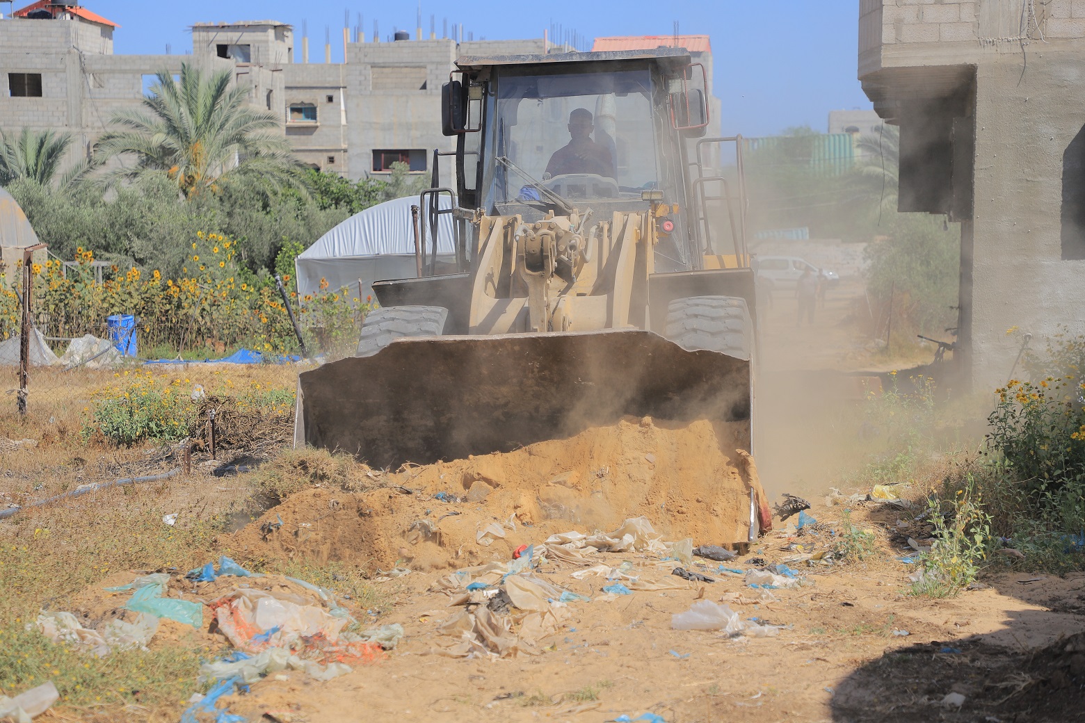 بلدية رفح تفتح 3 شوارع في حي الزهور