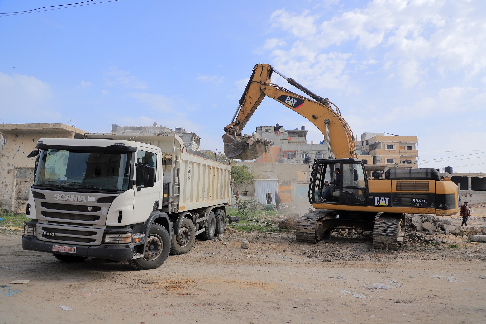 بلدية رفح تشرع بإزالة أبنية ومحال آيلة للسقوط بسوق الحارون